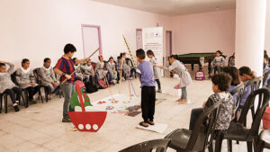 Kinder nehmen an einer psychosozialen Gruppensitzung in Gaza-Stadt teil.